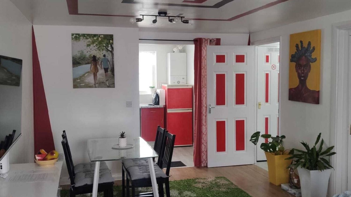 Chadwell Apartment | Captivating 3-Bed Apartment in Romford