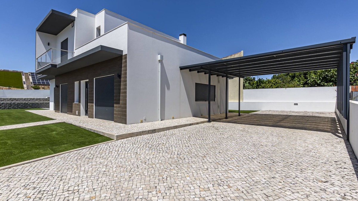 Cadaval House | Captivating 4-Bed House in Cadaval district-Lisbon