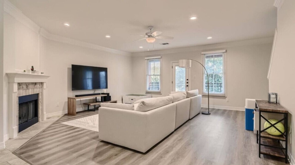 West Campus Apartment | Captivating 4BR Haven with Park View near DT