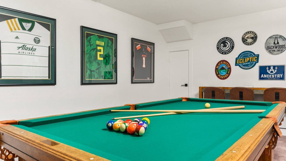 West Linn House | Captivating and Charming Retreat, Game Rooms, Pool Table, Pop a Shot, Foosball, 20 Min to Portland