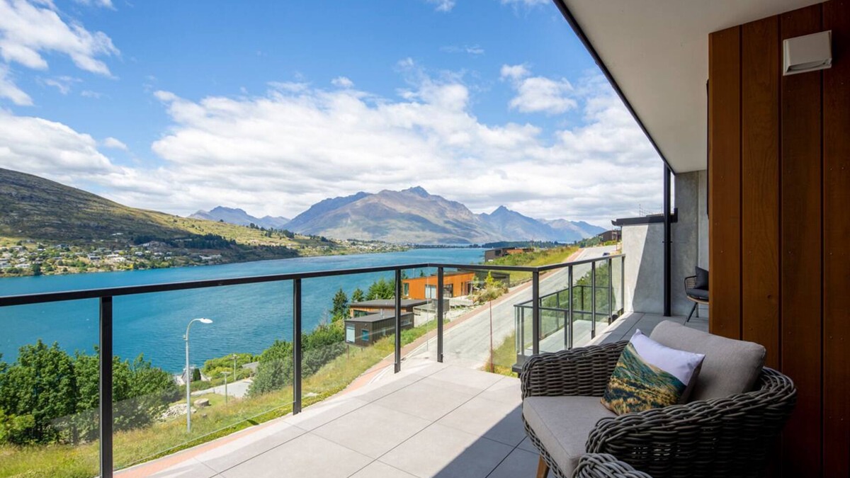 Frankton House | Captivating Lake views, BBQ, A/C, 4 BDR, Garage, Unlimited Free Wifi, Smart TV