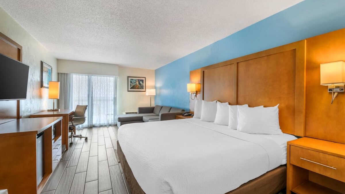 Seabreeze Park Hotel | Captivating Oceanview Suite w/Balcony - Perfect for Family Fun | 2 Units