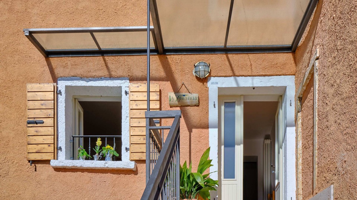 Costermano House | Caratteristica Casa Nelle Colline di Garda in Tranquillo Borgo Immerso nel Verde