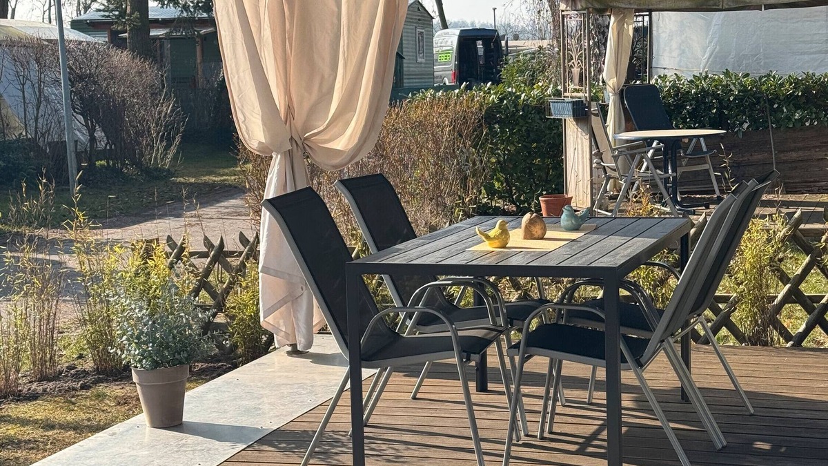 Plaue House | Caravan 'La Pura Vida' with Private Terrace, Shared Garden and Wi-Fi