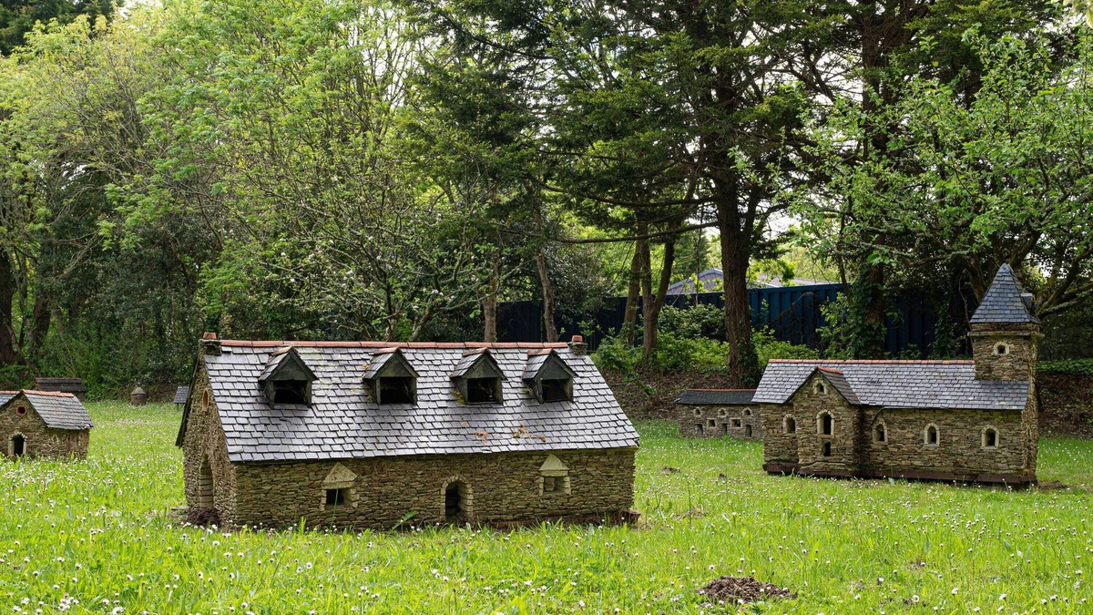 Saint-Gildas-de-Rhuys RV Rental | Caravan 'Bungalow Toile Au Calme' with Private Terrace