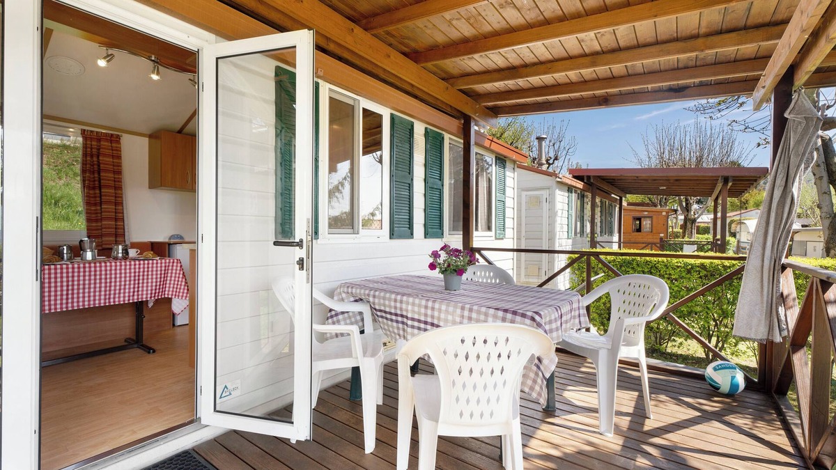 Pratolungo RV Rental | Caravan 'Mobile Home Comfort Standard' with Lake View, Shared Pool and Wi-Fi