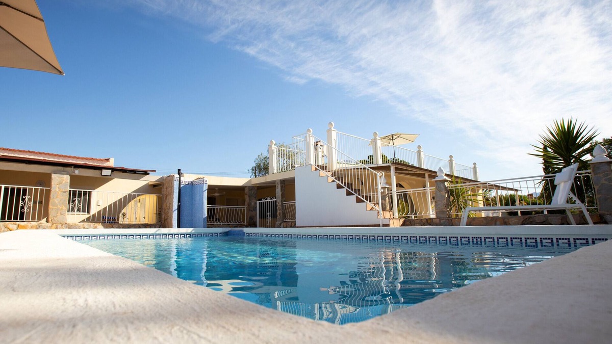 Mutxamel RV Rental | Caravan 'Mobilhome Mit Garten Und Pool' with Shared Pool, Wi-Fi and Air Conditioning