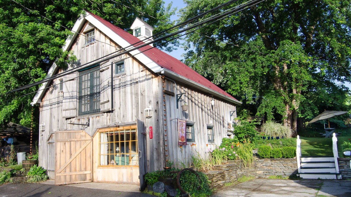 Harpers Ferry Bed & Breakfast | Caravan Suite location Private Lily Garden BnB