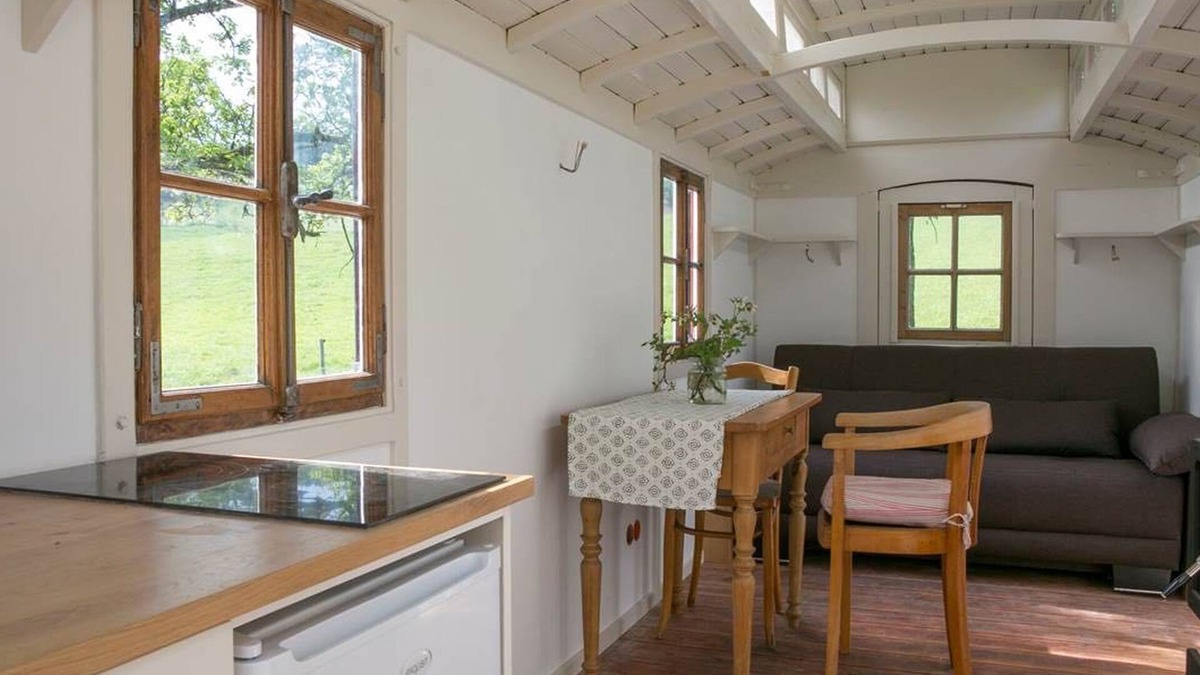 Lennestadt Apartment | Caravan under the pear tree, 10sqm, 1 living/bedroom, max. 2 persons