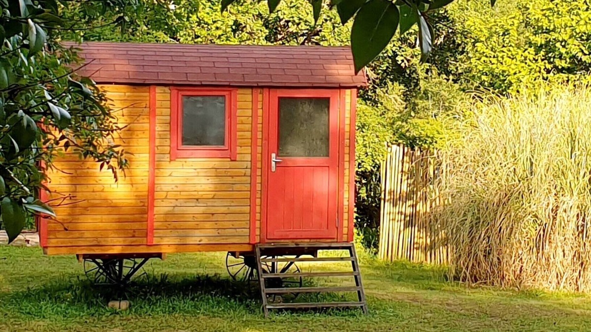 Castelnau-sur-Gupie Cabin | Caravan with shared pool