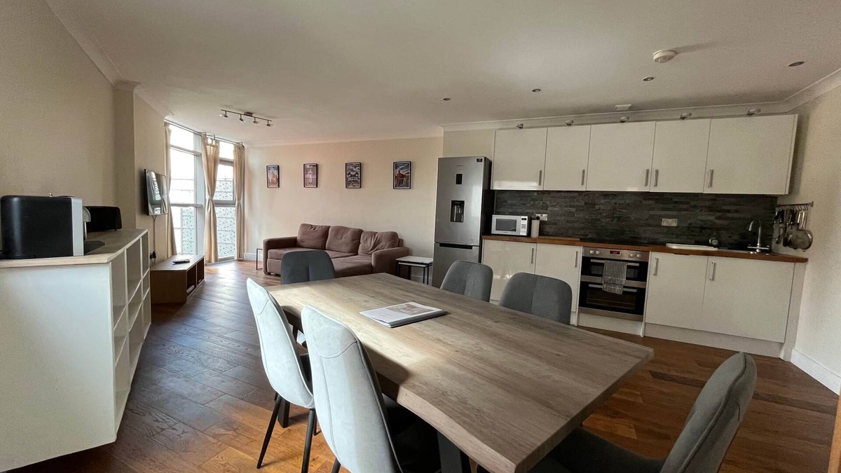 Castle Quarter Apartment | Cardiff City Centre Apartment (with parking)