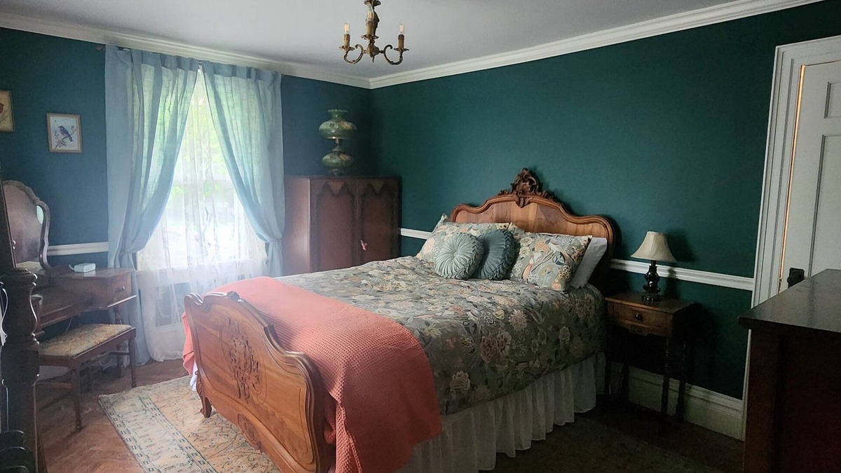 Montgomery House | Cardinal Farm-The Bluebird Room