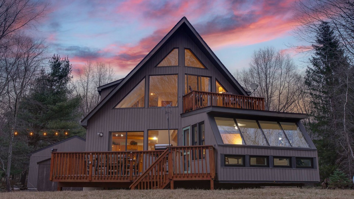 Briar Crest Woods Ski Chalet | Carebear Cabin | Lakefront w/Beach Access, Fire Pit + Game Room!