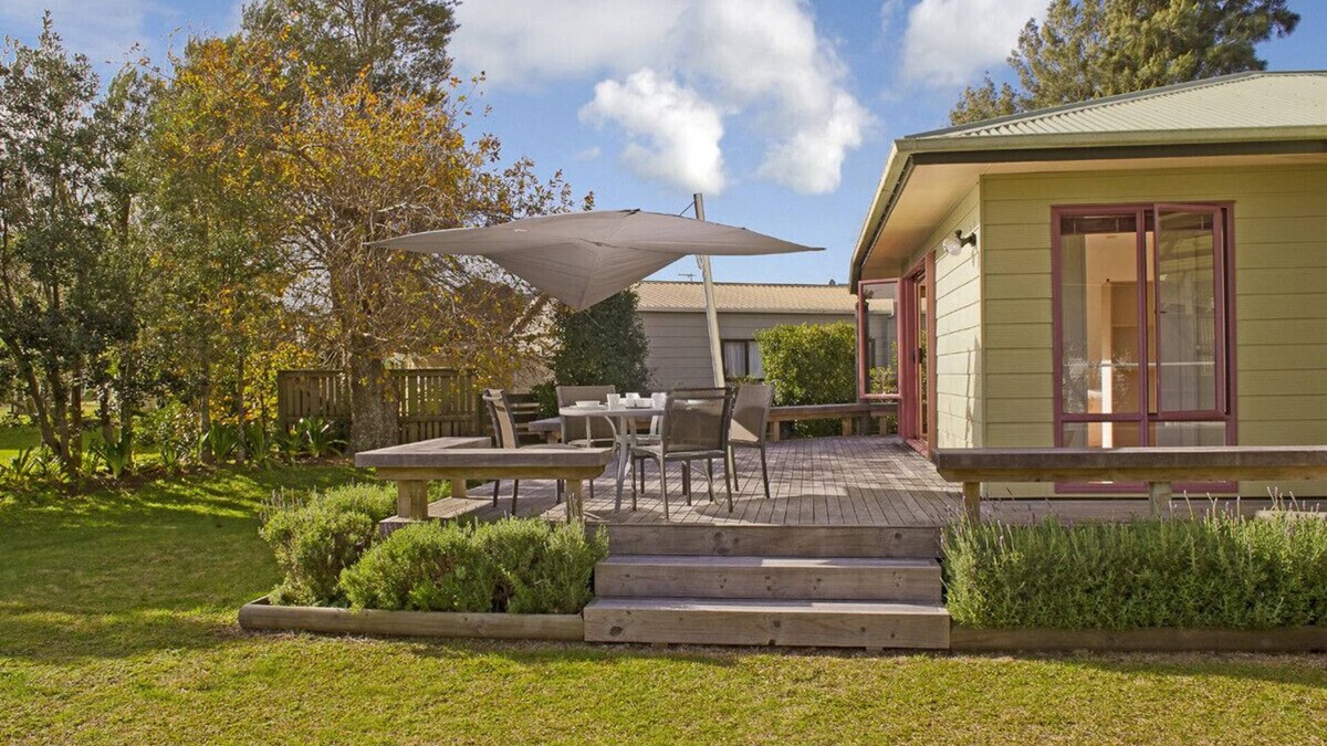 Coromandel Peninsula Cottage | Carefree at Cooks - Cooks Beach Bach