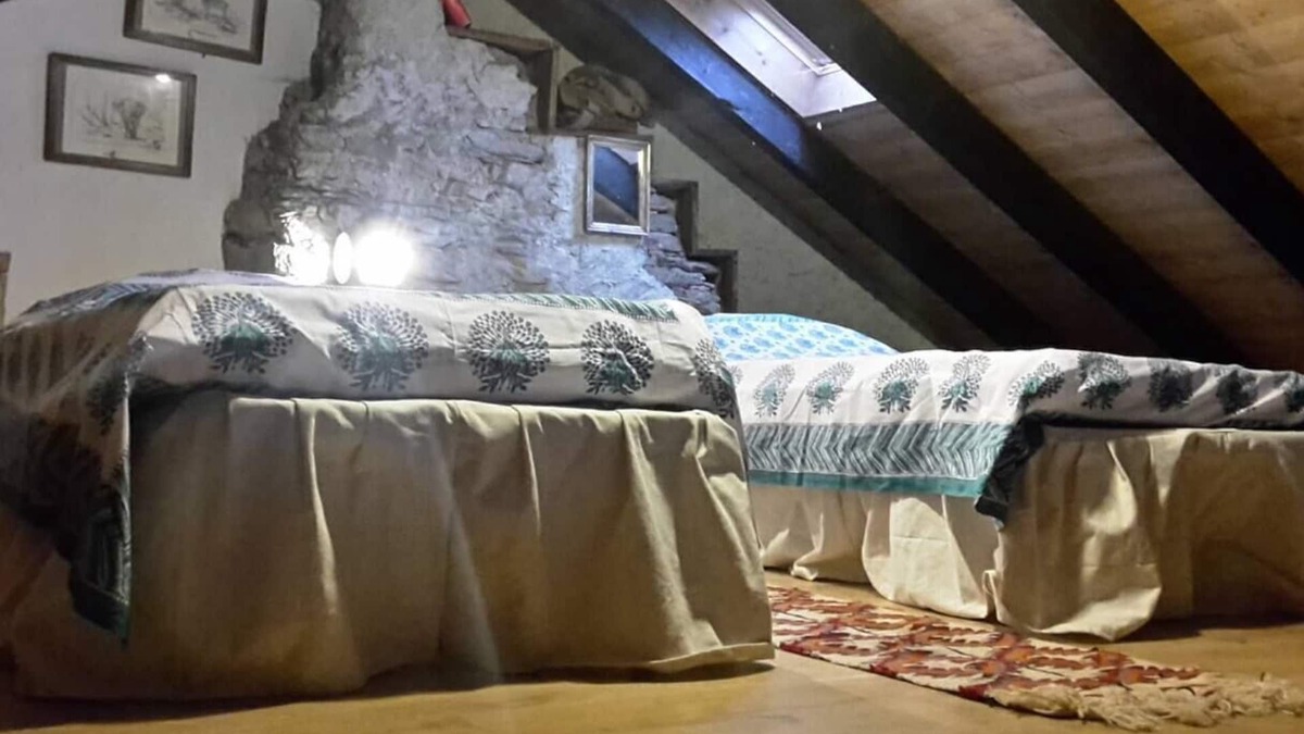 Meina Cottage | Careggio is an historic cottage surronded by green with lake's view