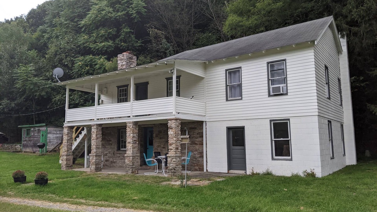 Hopewell House | Caretaker's Cottage - 4 Bedrooms Pet Friendly On The River