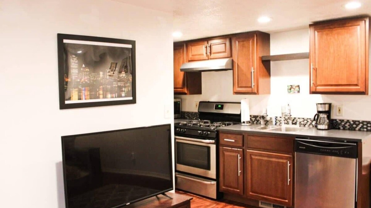 South Side Flats Apartment | Carey Way Quarters - Explorer's Dream Pad