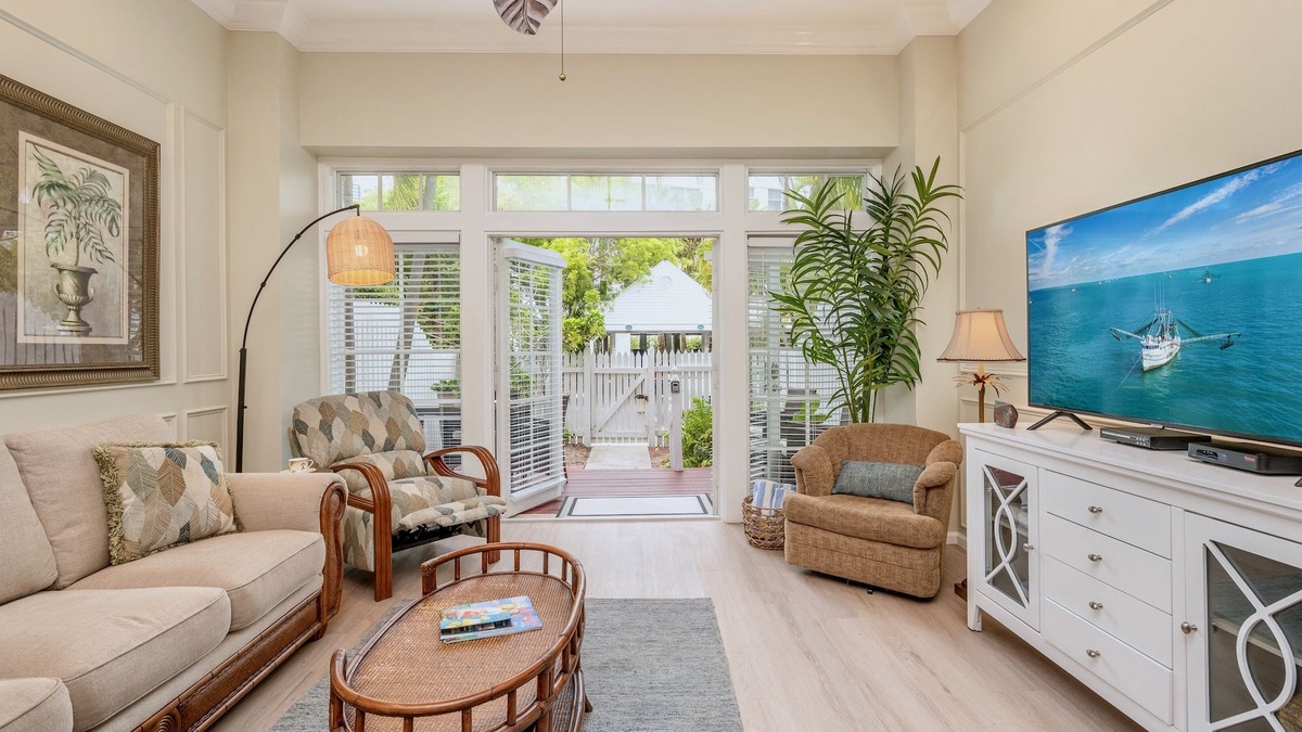 Downtown House | *CARIBBEAN CHARM @ THE FOUNDRY* Villa Near Duval & Beach + LAST KEY SERVICES…