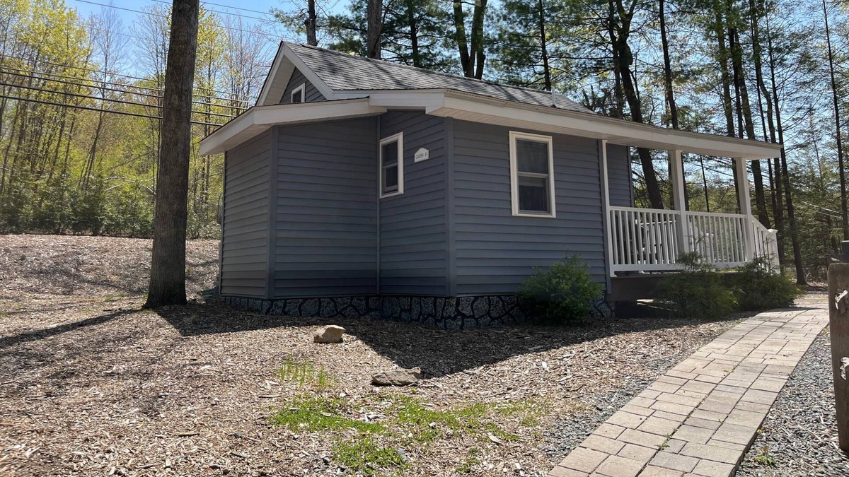 Tafton Cabin | Carins 8 - Lakeside Cabins
