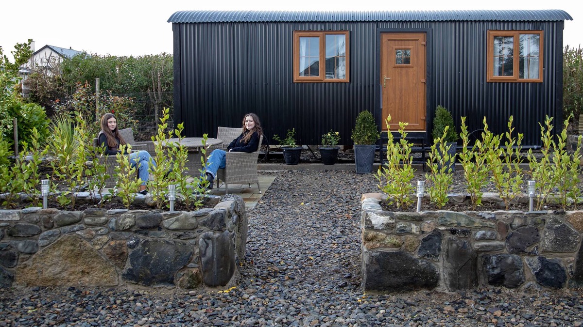 Dundalk Cabin | Carlingford Glamping Hut - 2 min walk from beach, 5 min drive to village