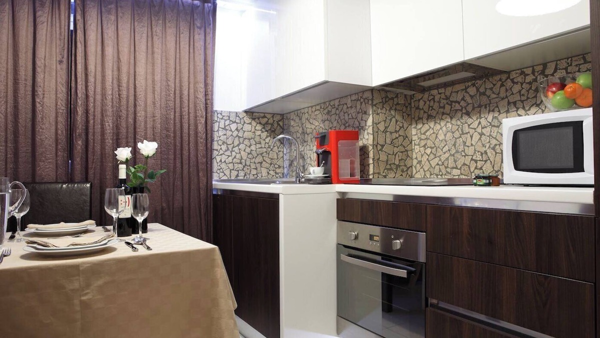 Gare Apartment | Carlotta -42 Executive Apartment, 2 Bedrooms, Balcony