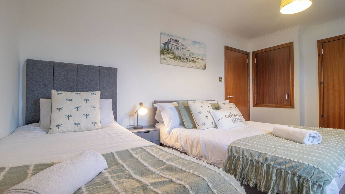 Glasgow House | Carloway House; Spacious 2 bed house, free parking.