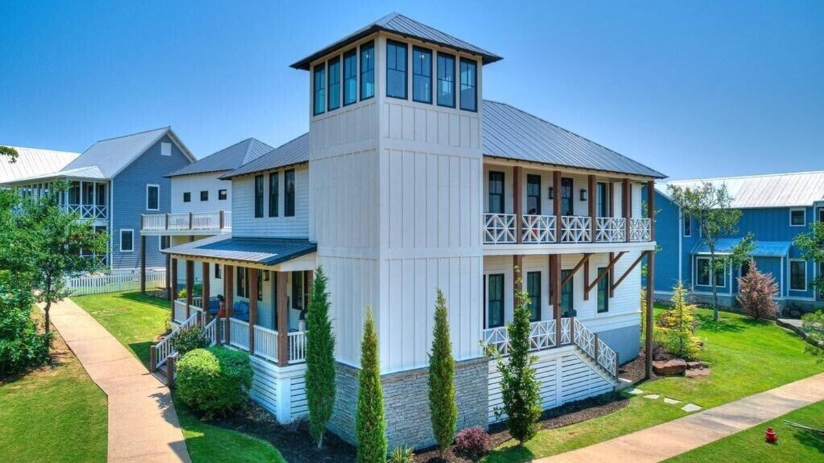 Eufaula House | Carlton Landing. Large lakeview family home. Close to pool, pickleball & tennis!