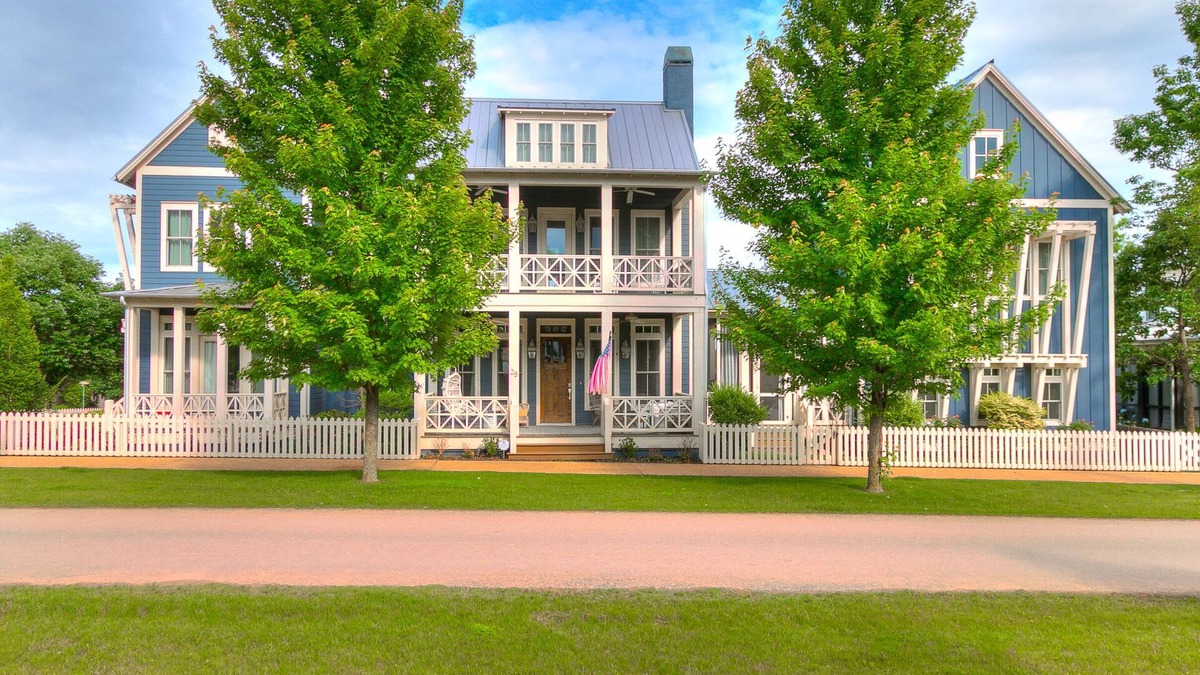 Carlton Landing House | Carlton Landing-Spacious home on Boulevard