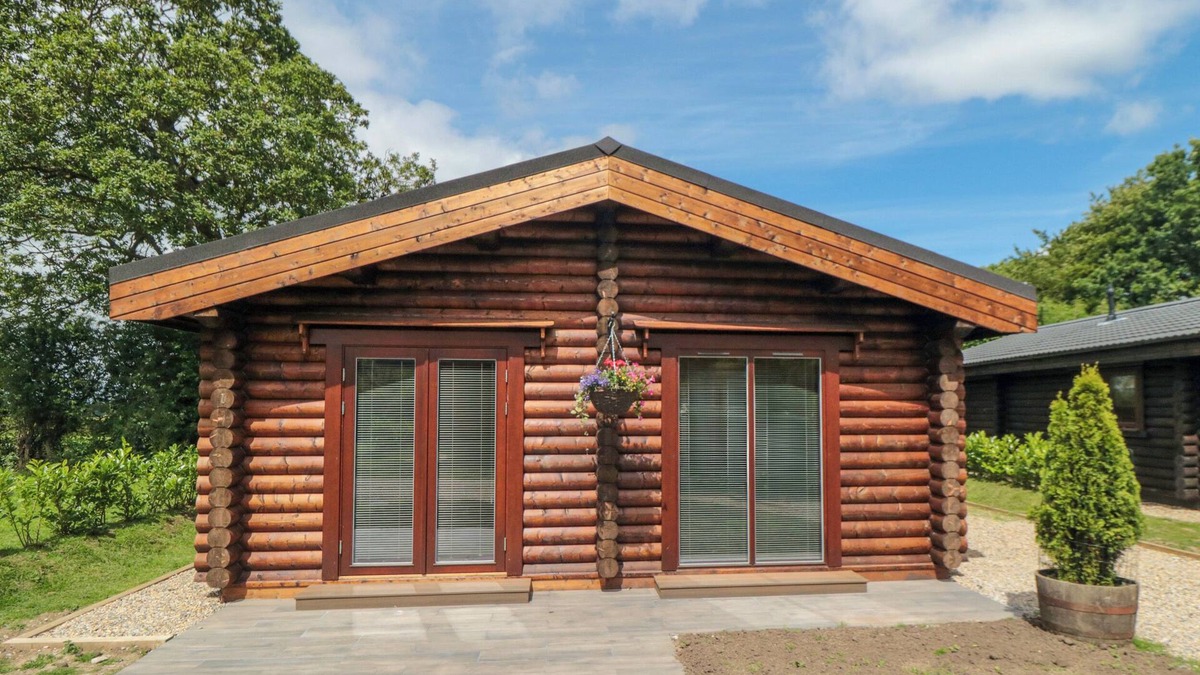 Carlton-in-Cleveland Cottage | CARLTON LODGE 1, romantic, with hot tub in Stokesley