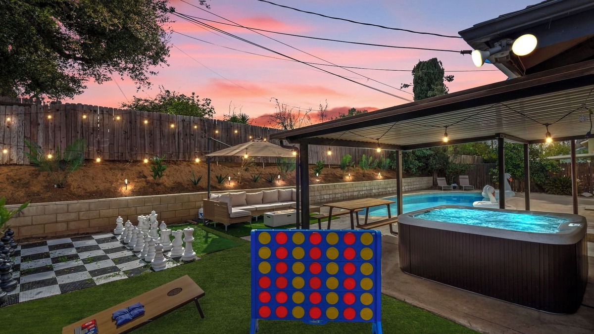 Eastside House | Carlton Serenity, Jacuzzi, Pool, BBQ, Games, Arcade, Fire Pit, 2 King Beds, Golf