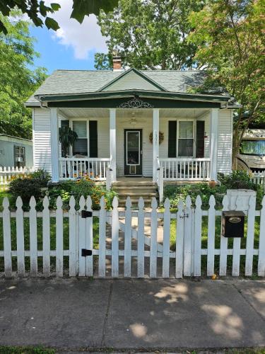 Carlyle House | Carlyle lake home!