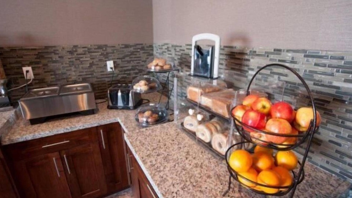 Carlyle Hotel | Carlyle Western Star Inn & Suites
