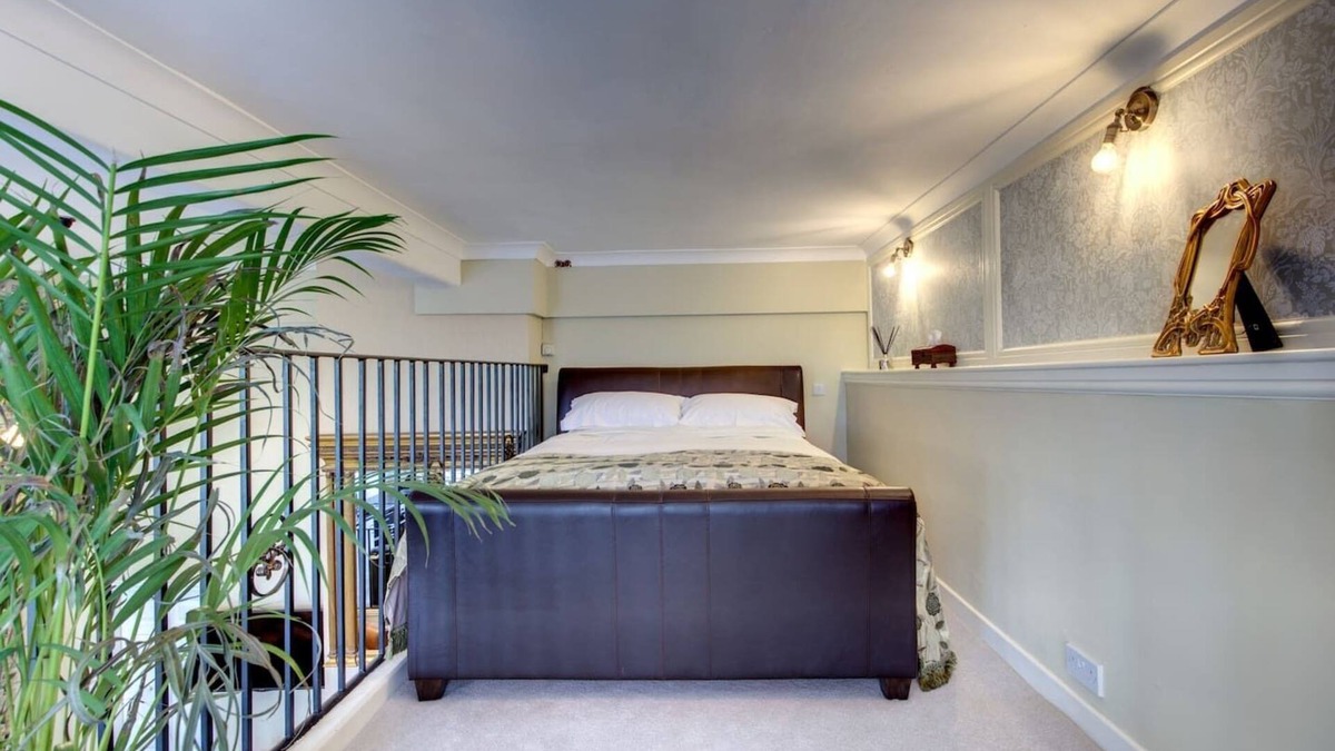 Mexborough Apartment | Carnegie Library Bronte Apartment