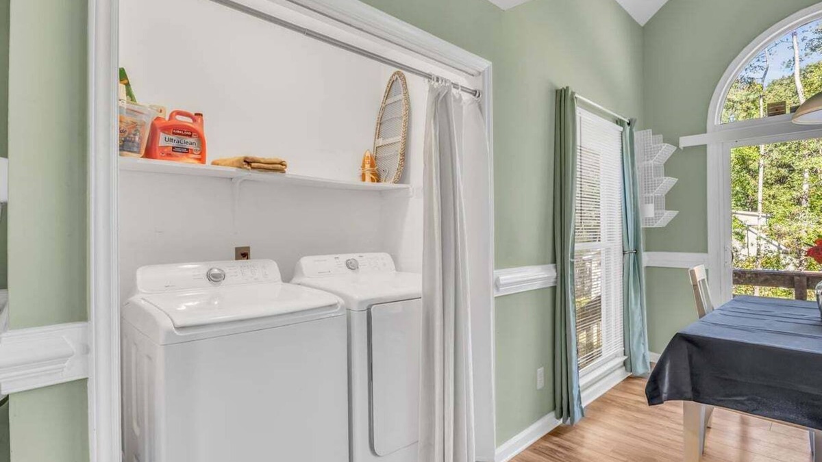 Fuquay-Varina House | Carolina Cottage - Sleeps 11 - 20 mins to Raleigh - Game/Movie Room w/Projector!
