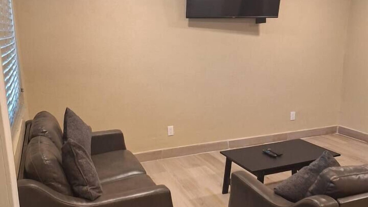 Bahamas Terrace Apartment | Carols Inn Airbnb #4