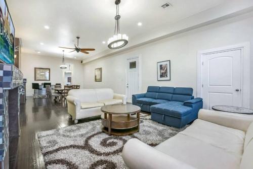 Faubourg Lafayette House | Carondelet Street Penthouse Close to City Attractions