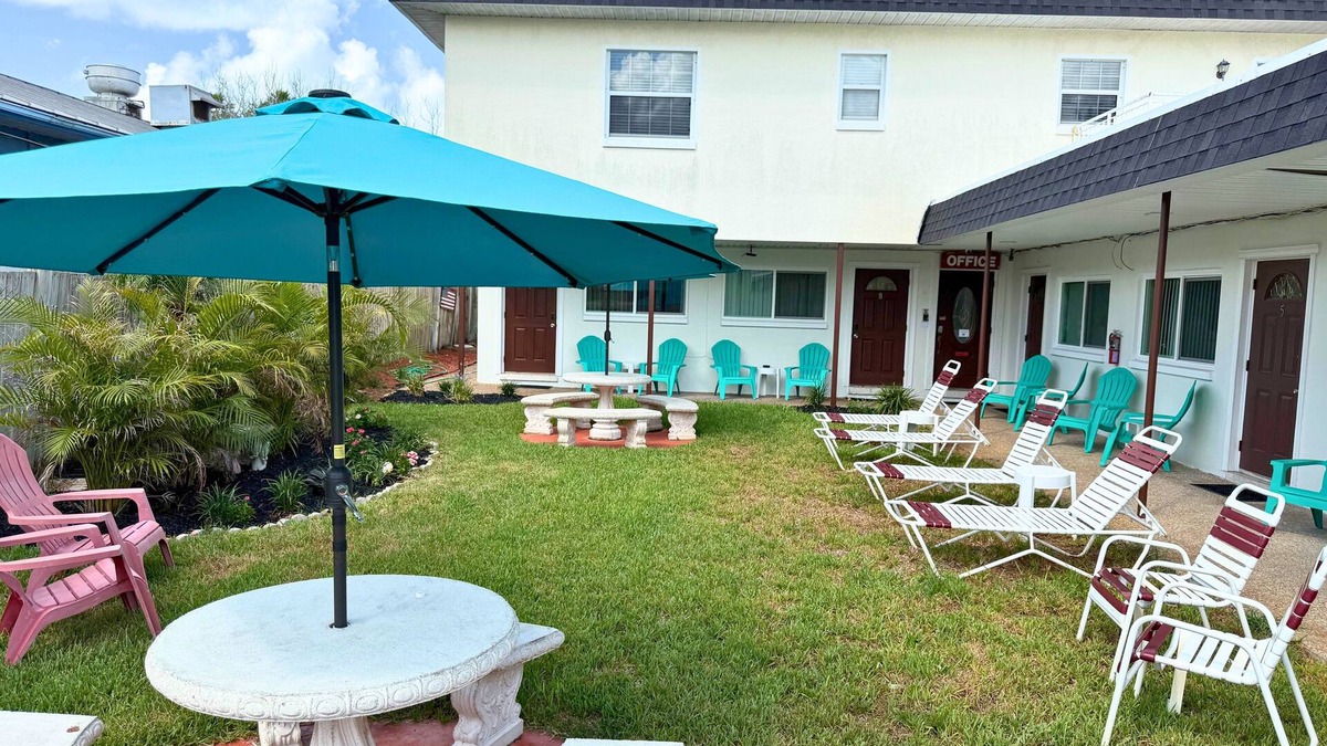 Sunset Reef Apartment | 🍹Carousel Suites #4 – Your Beachside Escape in Redington Shores! 🏖️