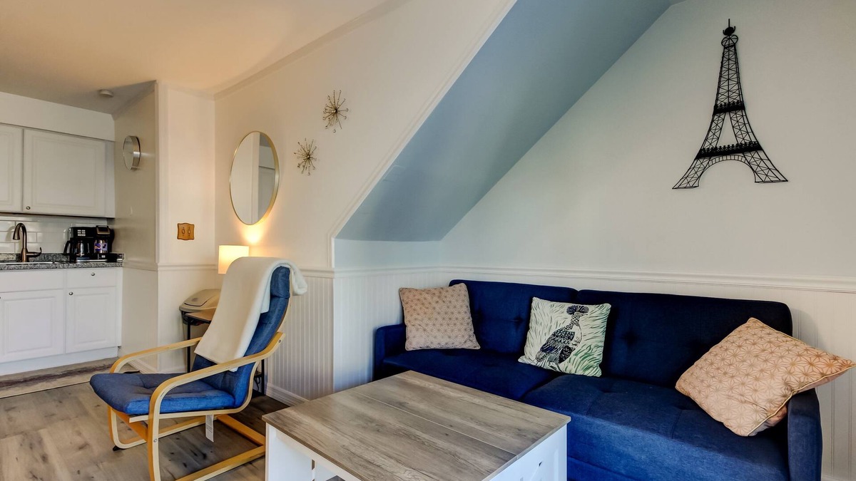 Sunset Reef Apartment | 🦩Carousel Suites #7- Updated 1 Bedroom steps to the beach! - Perfect for a Relaxing Getaway!