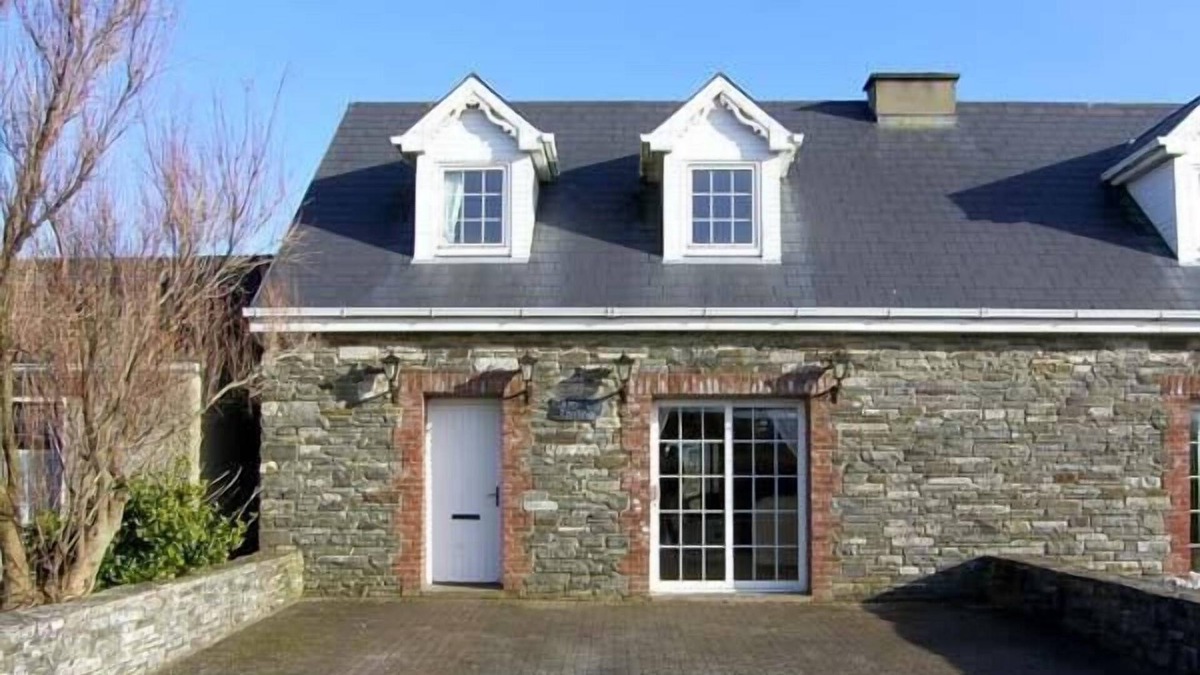 Kilkee Cottage | CARRAIG BRIDE, pet friendly, with open fire in Kilkee, County Clare