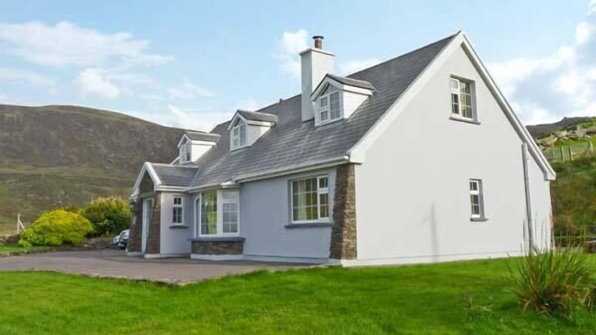 Caherdaniel Cottage | CARRAIG OISIN, pet friendly in Waterville, County Kerry