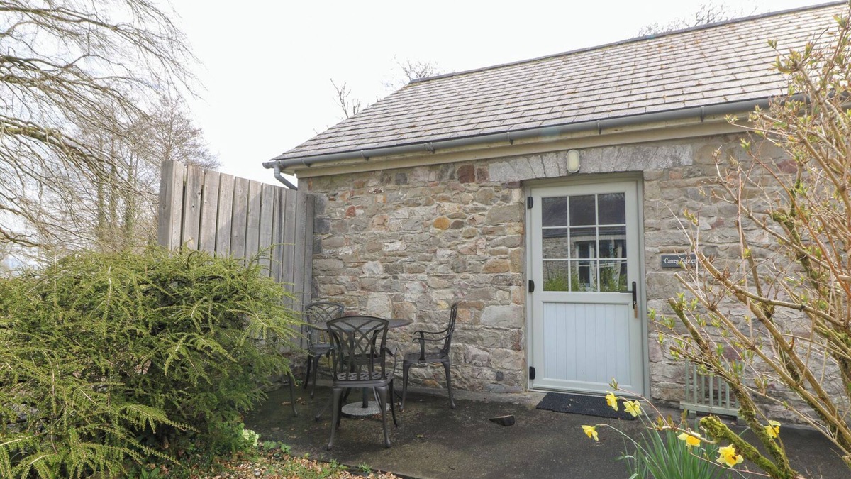 Pentrefelin Cottage | CARREG CENNEN COTTAGE, pet friendly, with a garden in Llandeilo