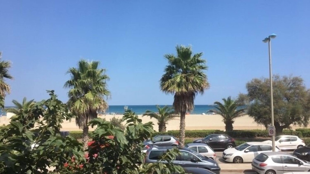 Le Grand Large Apartment | Carrera T2 F2 crossing 3 faces on the Seafront of Canet Sud. Free parking.
