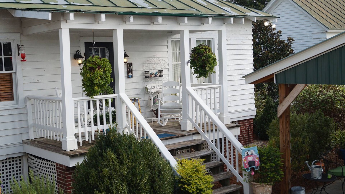 Snow Hill Cottage | Carriage House at Benjamin W. Best Country Inn