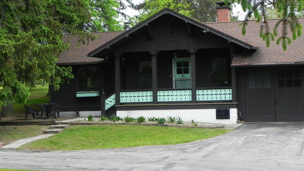 Hubbard Cabin | Carriage House Cabin sleeps 4 with 1 Bathroom