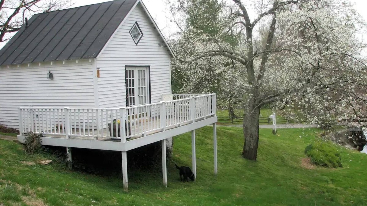 Etlan House | Carriage House.cozy cottage located at our winery at the base of Old Rag Mtn.
