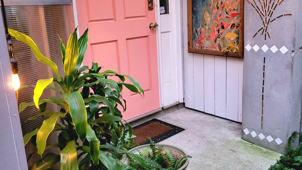 Historic Downtown Savannah Cottage | Carriage House, Forsyth Park, Pet friendly, private courtyard 🩷