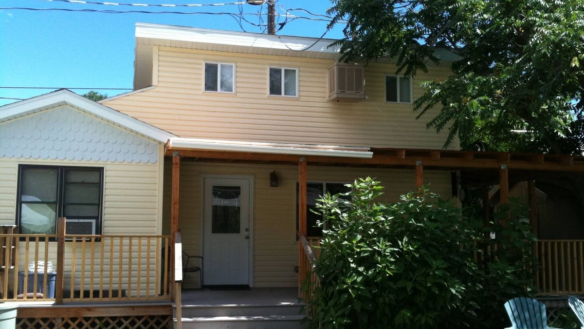 Montrose Apartment | Carriage House in the heart of Downtown