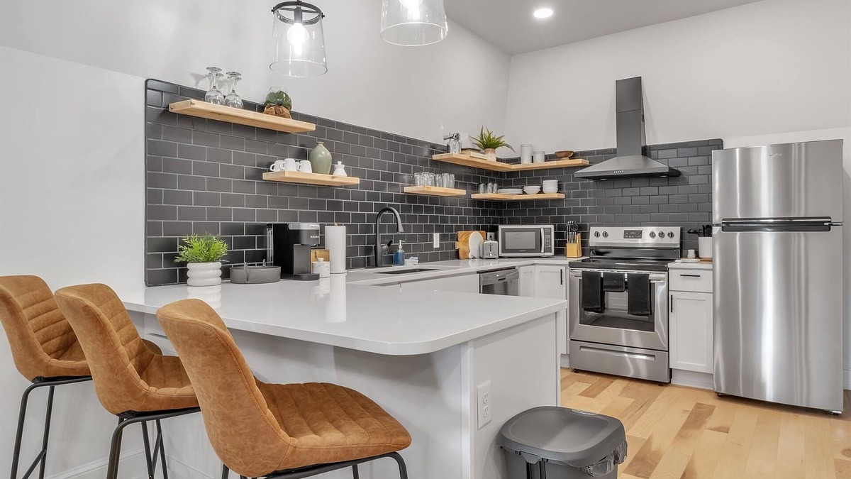 Front Park House | Carriage House Loft - King Bed and Garage Parking