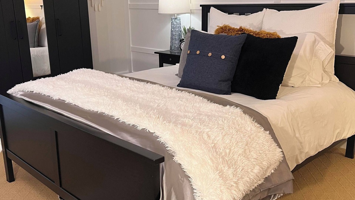 Issaquah Apartment | Carriage House on Cougar Mountain Private Studio Retreat-Close to Businesses