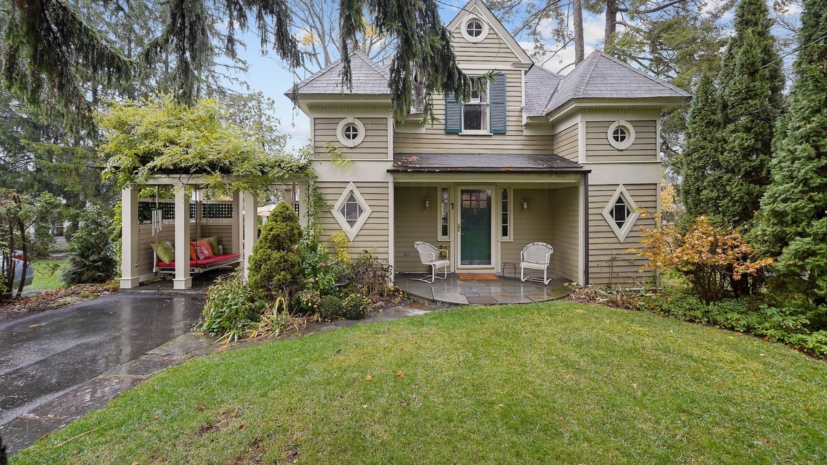 Warwick House | Carriage house village of Warwick ny